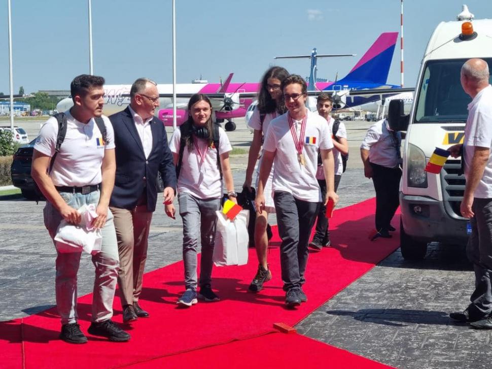 Elevii care au ridicat România în topul mondial la Olimpiada Internațională de Informatică s-au întors acasă | Reacţia ministrului Educaţiei  785344