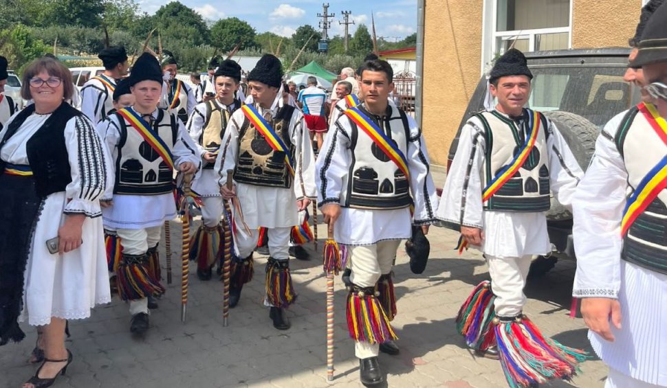 "Fiii satului" au readus sărbătoarea în comuna Romos din Hunedoara
