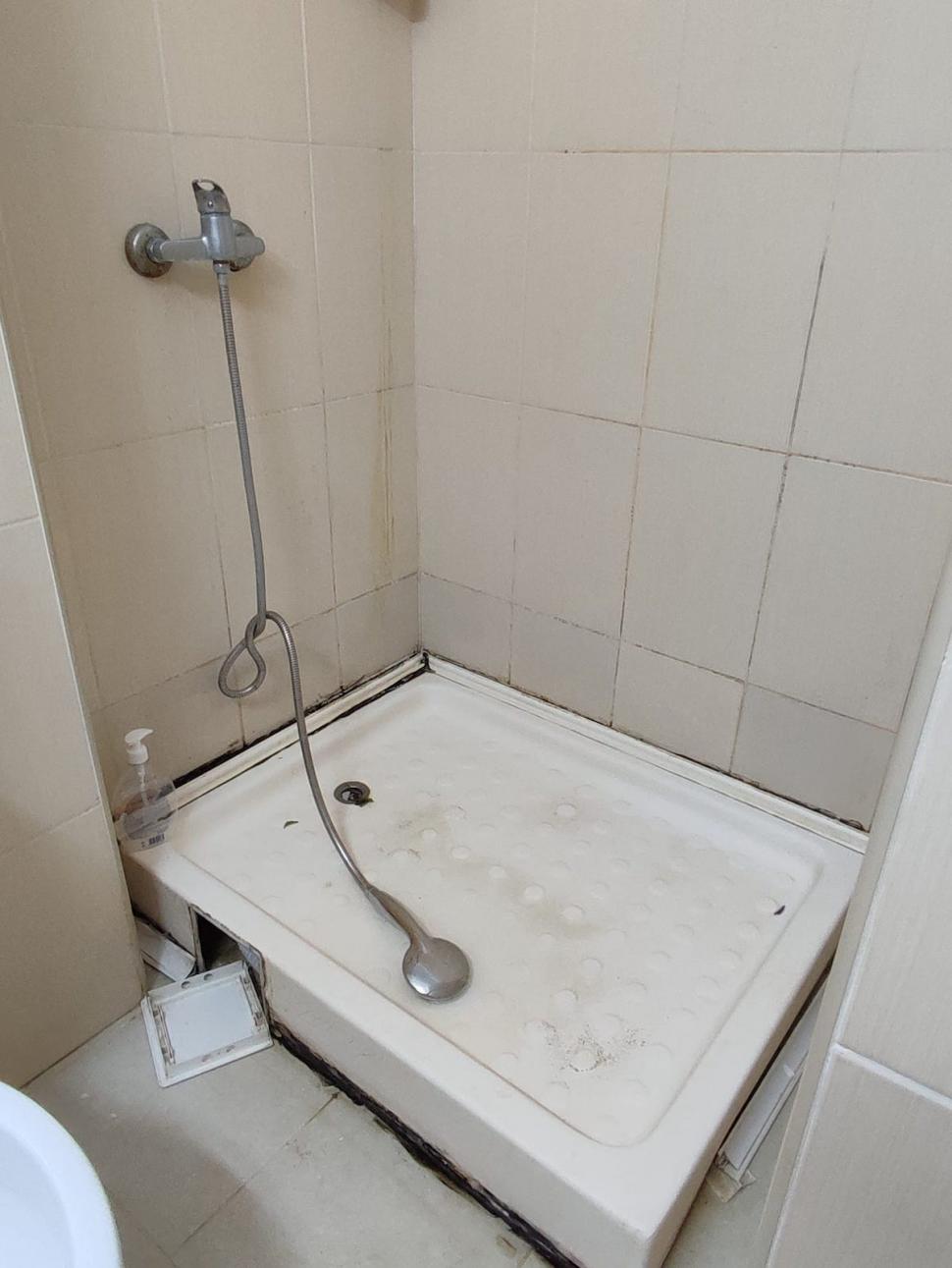 Mizeria de nedescris găsită de o familie într-un hotel dintr-o stațiune de pe litoral | ”Cameristele duc gunoiul când își aduc aminte” 785272