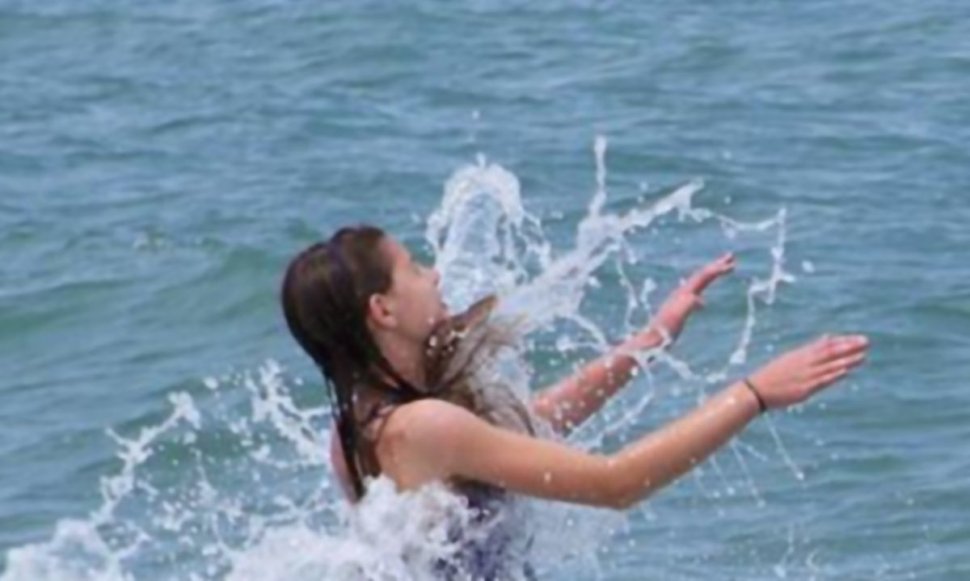 O fetiţă de 10 ani, lăsată pe saltea în mare, a fost dusă de curenţi din Vama Veche până în Bulgaria