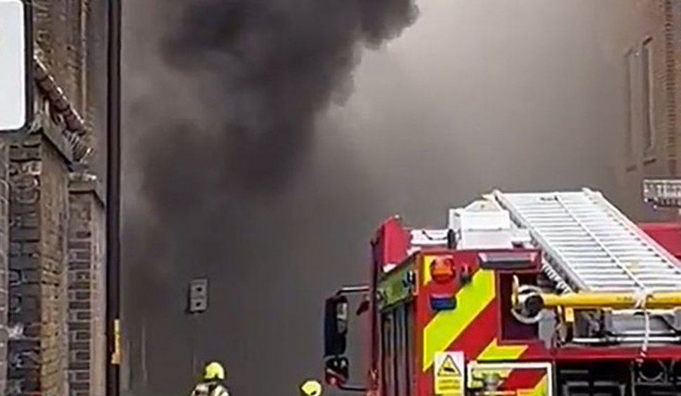 Centrul Londrei, în flăcări. La Southwark, trenurile au fost oprite iar circulația metroului a fost afectată