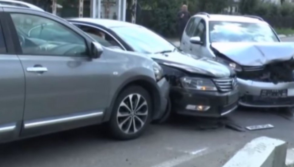 Accident cu trei mașini, surprins de un reporter în direct, într-o comună din Neamţ. "Iată, în fața noastră s-a petrecut"
