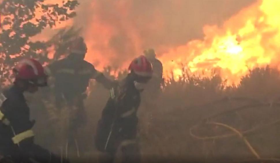 Zeci de oameni, captivi într-un tren înconjurat de flăcări, în Spania | Imagini cu pompierii care fug din calea focului uriaș 785478