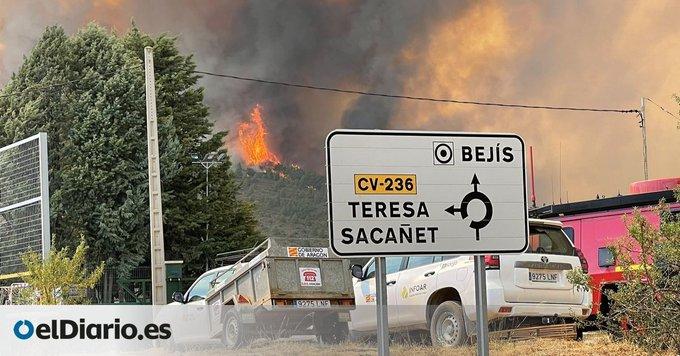 Zeci de oameni, captivi într-un tren înconjurat de flăcări, în Spania | Imagini cu pompierii care fug din calea focului uriaș 785479