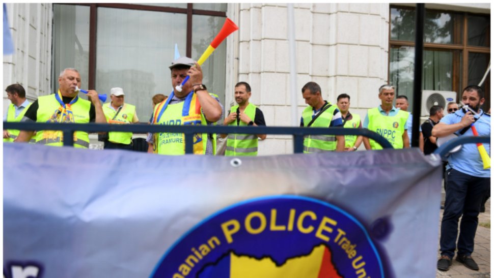 Sindicaliștii din poliție și penitenciare protestează în fața Guvernului și sediilor PNL și PSD