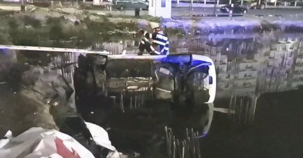 Doi tineri se întorceau de la un club din Mamaia când au plonjat cu mașina într-o groapă plină cu apă