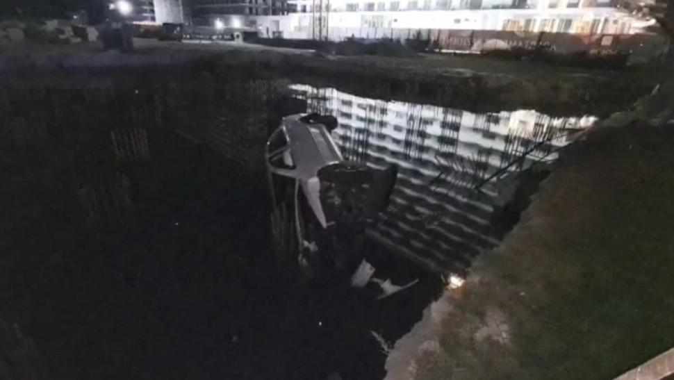 Doi tineri se întorceau de la un club din Mamaia când au plonjat cu mașina într-o groapă plină cu apă 785388