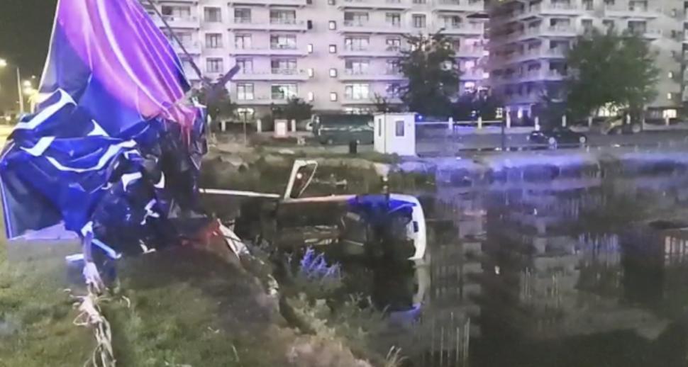 Doi tineri se întorceau de la un club din Mamaia când au plonjat cu mașina într-o groapă plină cu apă 785389