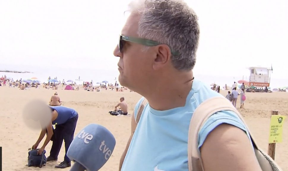 Un bărbat a furat o geantă de pe plajă chiar în timpul unei transmisiuni live la TV, în Barcelona