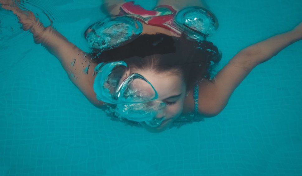 Cum înveți copilul să înoate: 5 ponturi