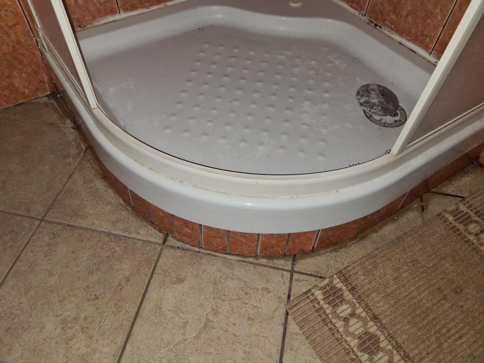 ”Fugiți de ea!” | Ce a găsit o familie într-o cazare din Mamaia, în concediu: ”Jegul plutea în aer. Fețele de pernă aveau urme de mucegai pe ele” 785588