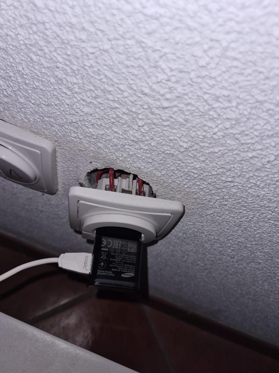 ”Fugiți de ea!” | Ce a găsit o familie într-o cazare din Mamaia, în concediu: ”Jegul plutea în aer. Fețele de pernă aveau urme de mucegai pe ele” 785589