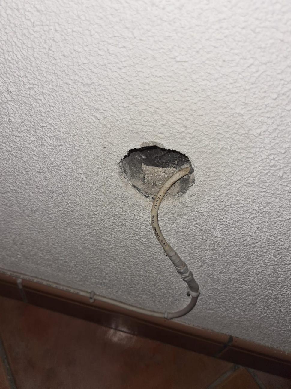 ”Fugiți de ea!” | Ce a găsit o familie într-o cazare din Mamaia, în concediu: ”Jegul plutea în aer. Fețele de pernă aveau urme de mucegai pe ele” 785590