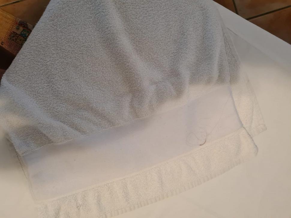 ”Fugiți de ea!” | Ce a găsit o familie într-o cazare din Mamaia, în concediu: ”Jegul plutea în aer. Fețele de pernă aveau urme de mucegai pe ele” 785591