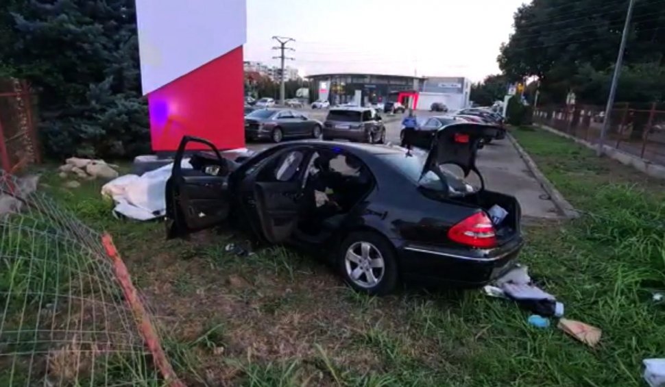 Un tânăr a murit într-un cumplit accident în Constanţa | Şapte persoane se aflau în Mercedes