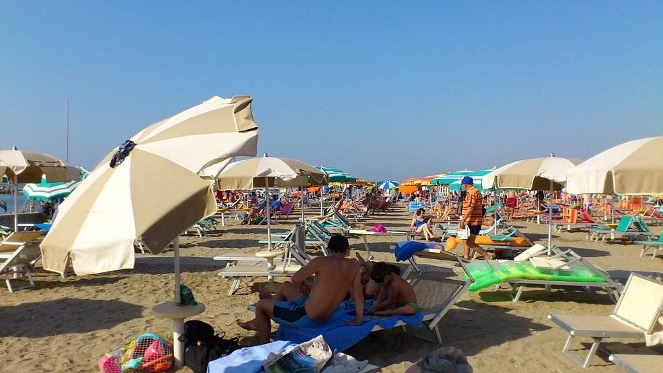 Turist român prins cu "pachet de acasă" pe o plajă privată din Grecia. Cum a fost sancționat pentru tupeul său de a nu face consumație 