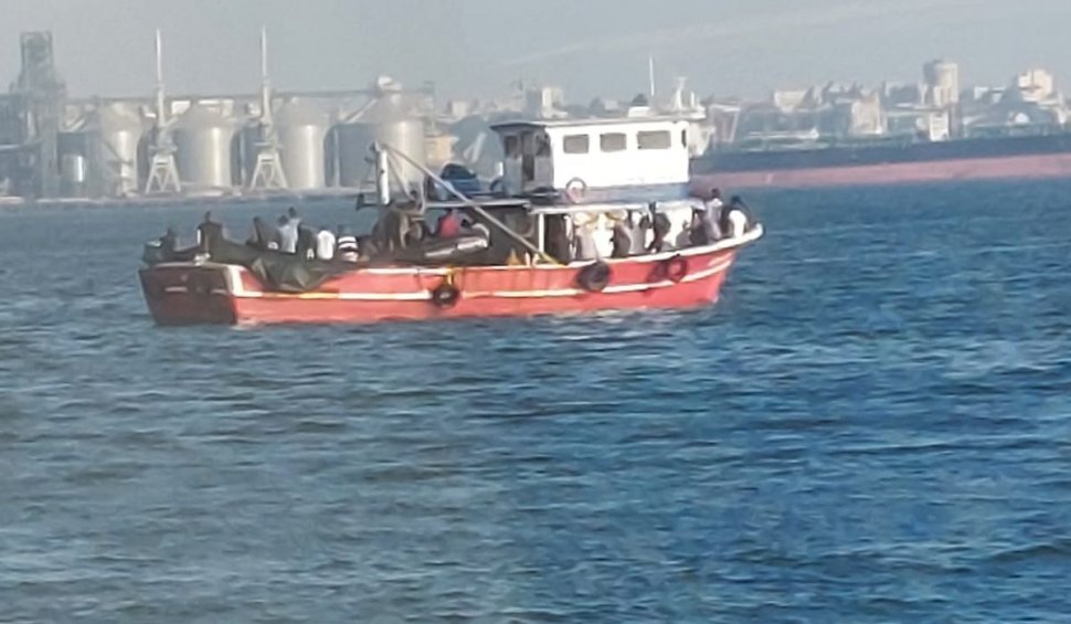 Barcă de lemn, cu zeci de migranţi la bord, identificată de Garda de Coastă în apropiere de Vama Veche
