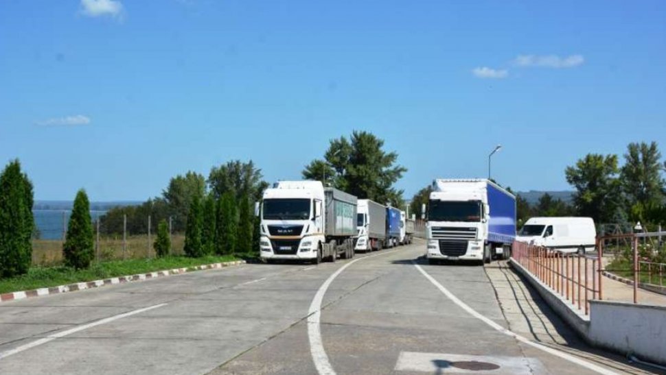 Cozi kilometrice la vamă. Aproape 200 de camioane aşteaptă să intre în România