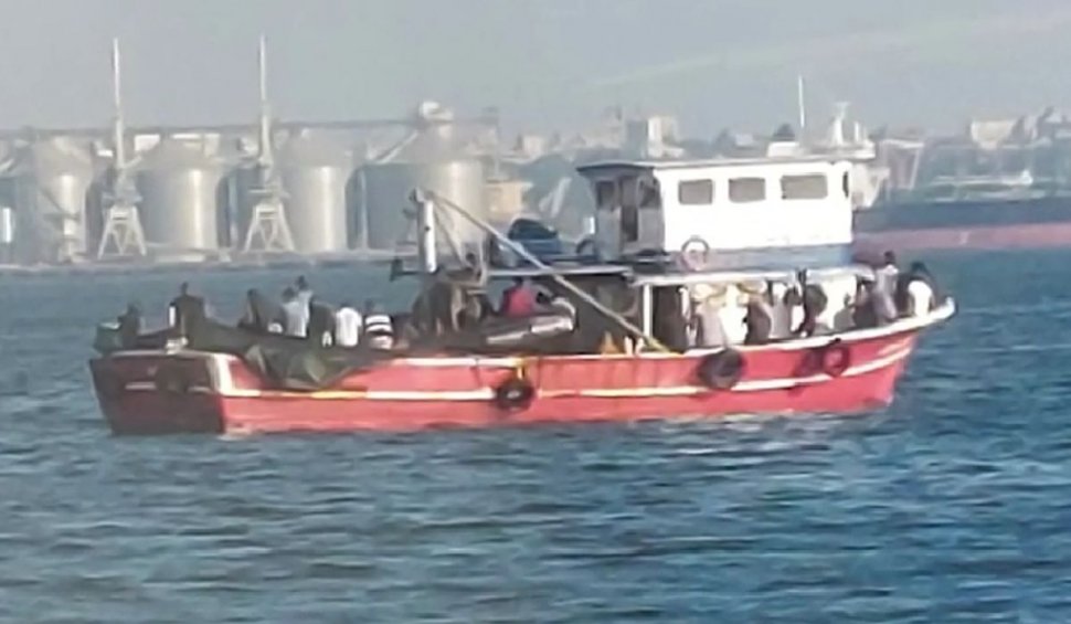 Operațiune dramatică de salvare în Marea Neagră, aproape de Vama Veche. Zeci de oameni, depistați pe un vas de lemn