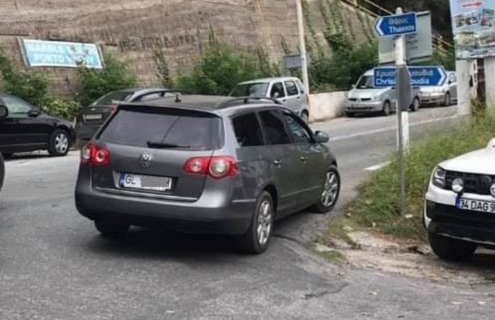 Val de ironii la adresa unui român aflat în vacanță în Grecia. "Acest prostănac a blocat traficul timp de 20 de minute"