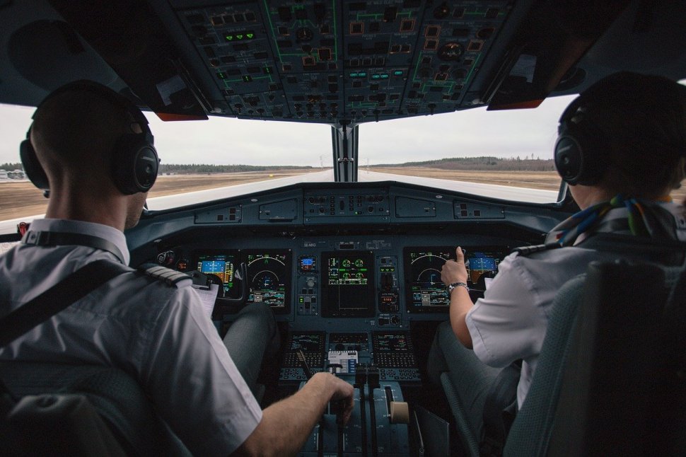 Doi piloți au adormit în timpul zborului și au ratat aterizarea