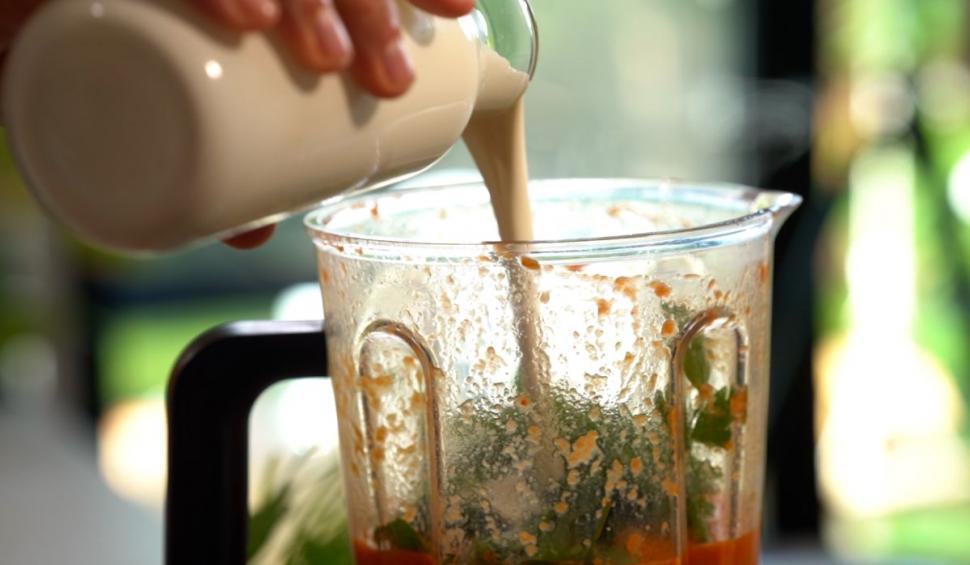 Sâmbătă cu mireasmă de roşii, brânză de capră şi busuioc proaspăt. Dana Săvuică, invitat special în ediţia 16 "Gătit la costum", sezonul 2: "Copilăria mi-am petrecut-o în Asia" 785254