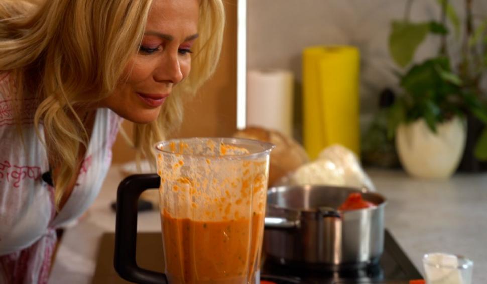 Sâmbătă cu mireasmă de roşii, brânză de capră şi busuioc proaspăt. Dana Săvuică, invitat special în ediţia 16 "Gătit la costum", sezonul 2: "Copilăria mi-am petrecut-o în Asia" 785256