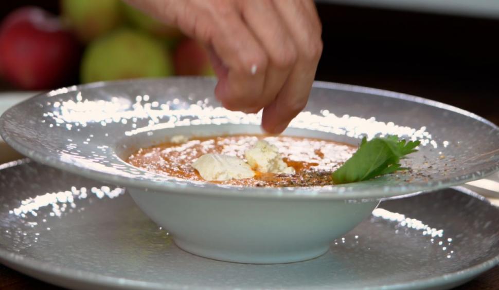 Supă cremă de roşii cu brânză de capră, reţeta Danei Săvuică în ediţia 16 "Gătit la costum", sezonul 2. O ocazie de a ne strânge toată familia în jurul mesei 785238