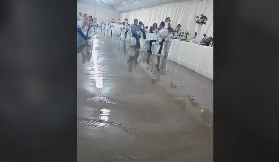 Zeci de invitați au fost inundați la o nuntă în cort. Toți nuntașii au fost nevoiți să fugă din calea apei 786048