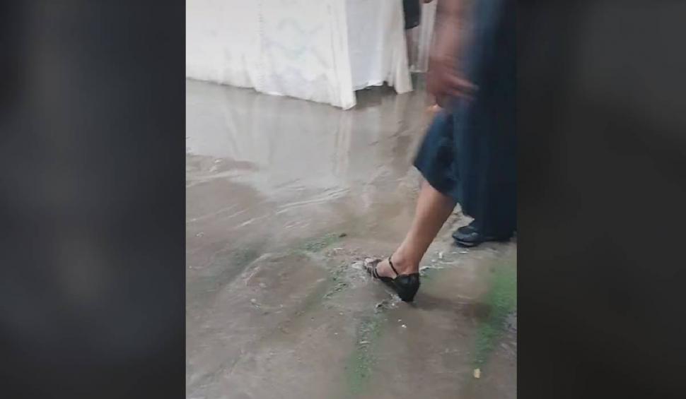 Zeci de invitați au fost inundați la o nuntă în cort. Toți nuntașii au fost nevoiți să fugă din calea apei 786049