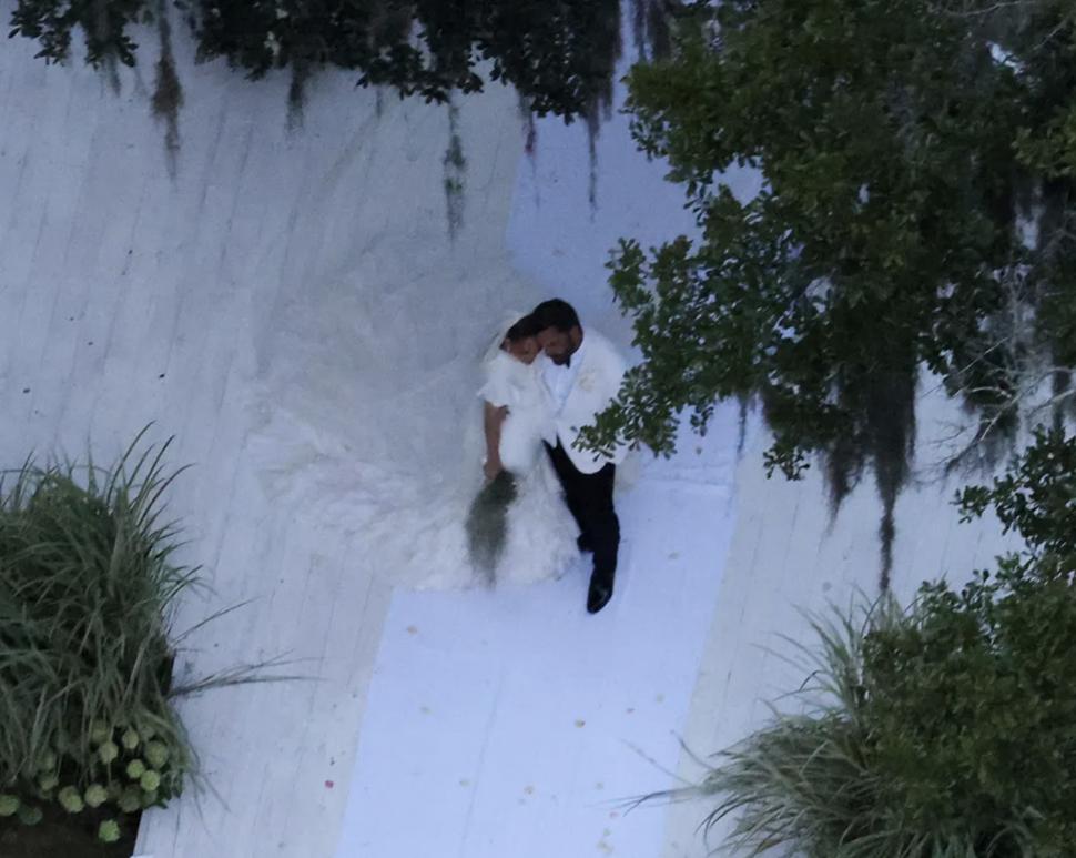 Nunta Jennifer Lopez - Ben Affleck | Primele imagini de la ceremonia unde J.Lo a spus DA, într-o rochie de mireasă spectaculoasă 785991