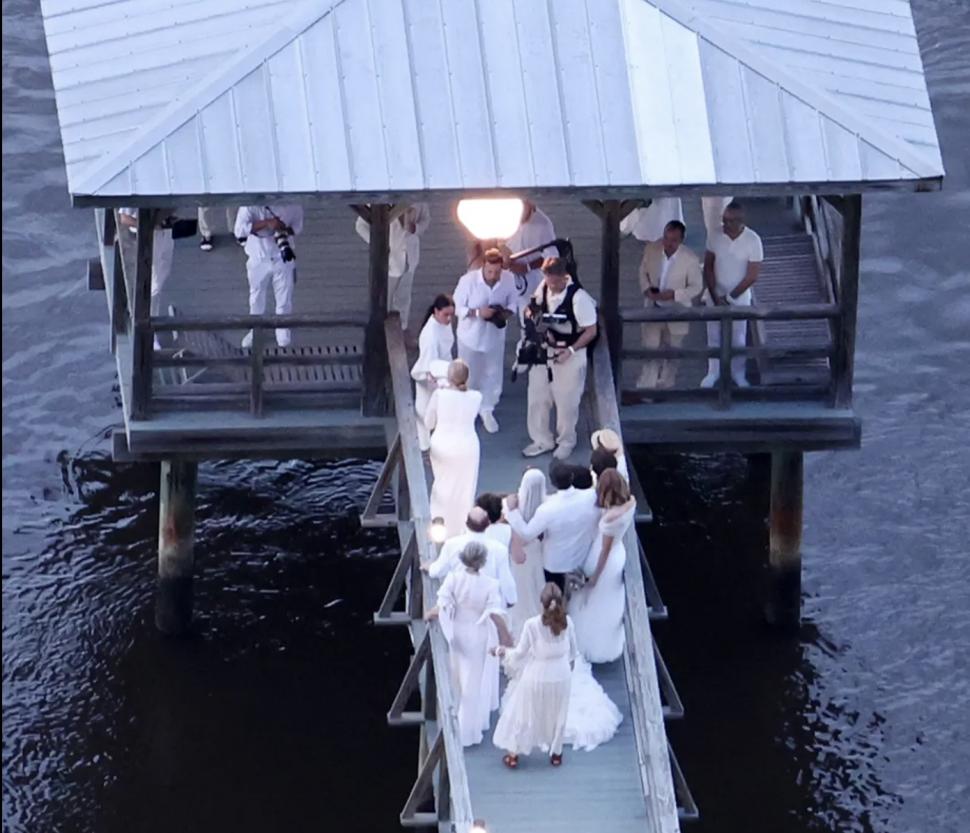 Nunta Jennifer Lopez - Ben Affleck | Primele imagini de la ceremonia unde J.Lo a spus DA, într-o rochie de mireasă spectaculoasă 785996