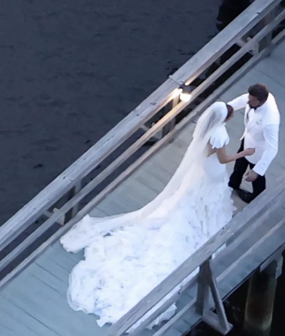 Nunta Jennifer Lopez - Ben Affleck | Primele imagini de la ceremonia unde J.Lo a spus DA, într-o rochie de mireasă spectaculoasă 785998