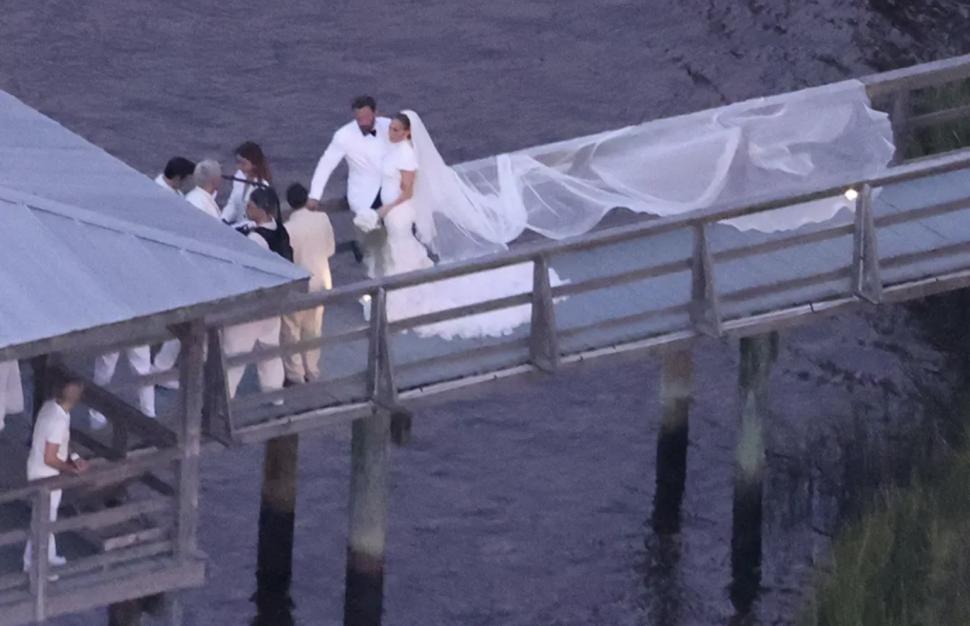 Nunta Jennifer Lopez - Ben Affleck | Primele imagini de la ceremonia unde J.Lo a spus DA, într-o rochie de mireasă spectaculoasă 785999