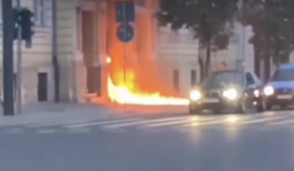 Primăria lui Emil Boc, incendiată cu benzină de un bărbat. Momentul a fost filmat de un șofer din trafic