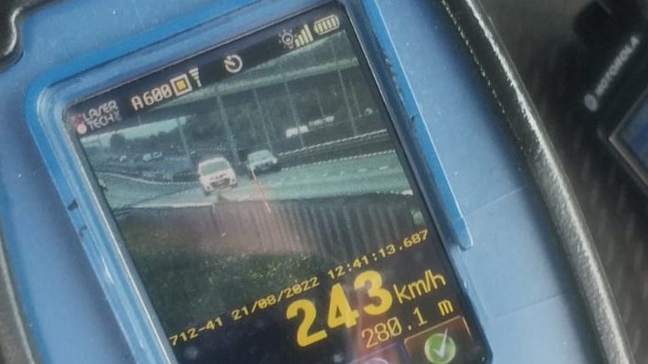 Șofer cu Mercedes prins cu 243 km/oră, pe autostrada A1. În mașină avea 2 copii fără centură