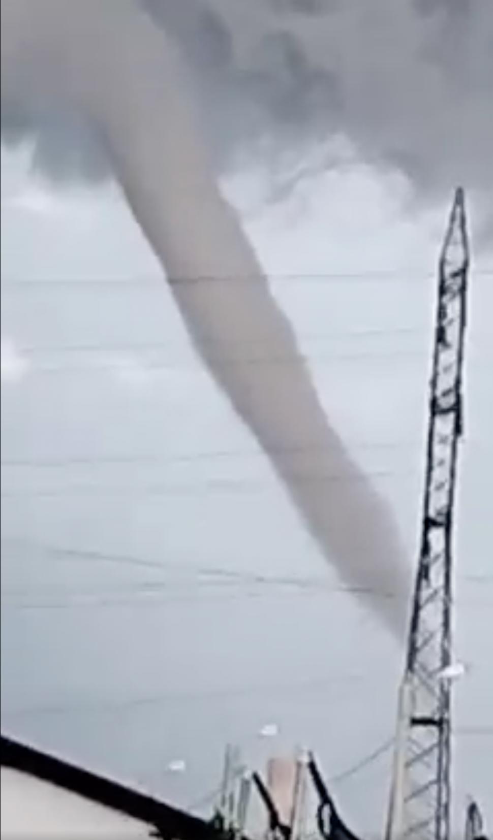 Tornadă uriașă în județul Dolj | Imagini spectaculoase surprinse lângă Craiova 786067