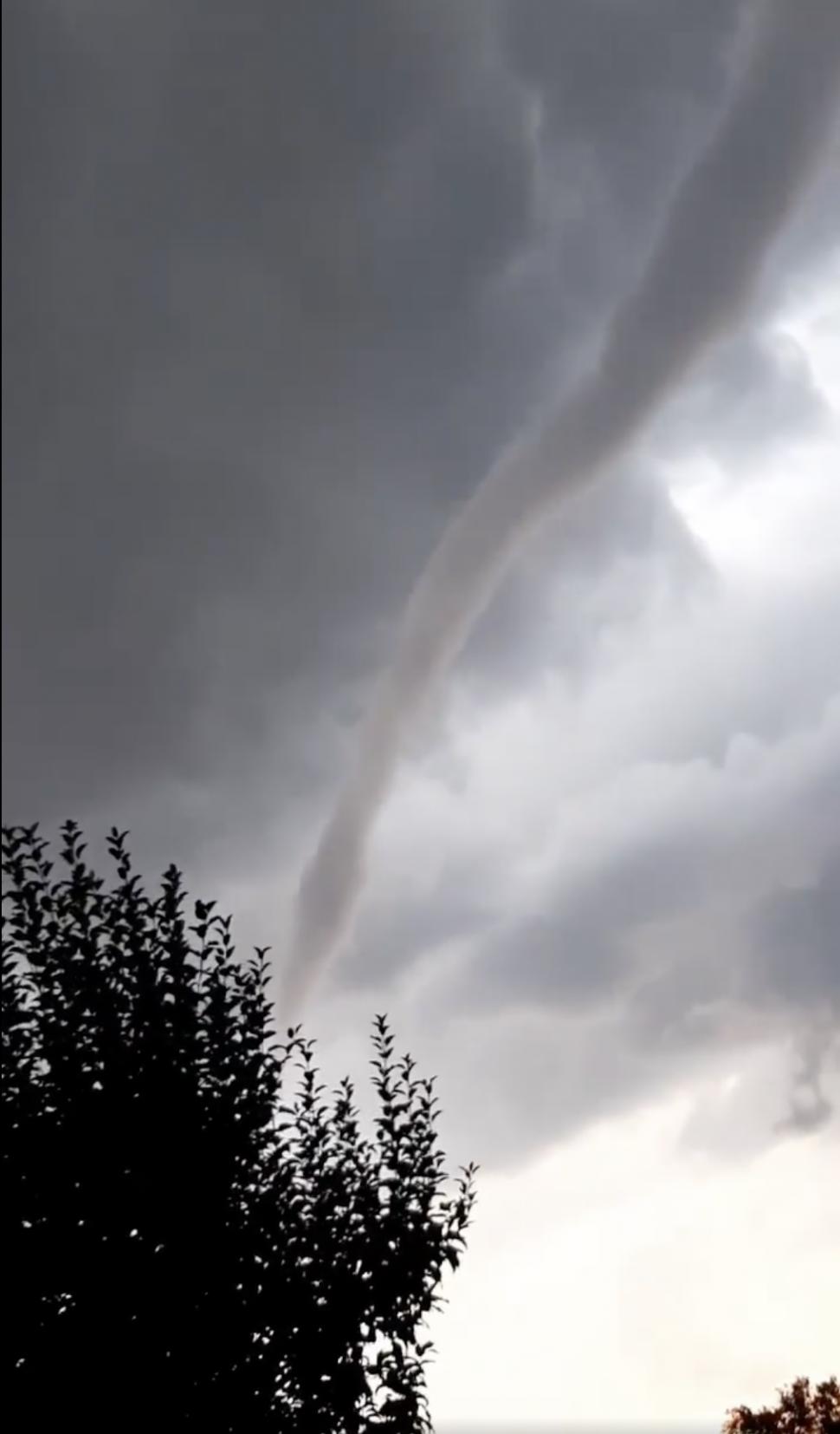 Tornadă uriașă în județul Dolj | Imagini spectaculoase surprinse lângă Craiova 786070