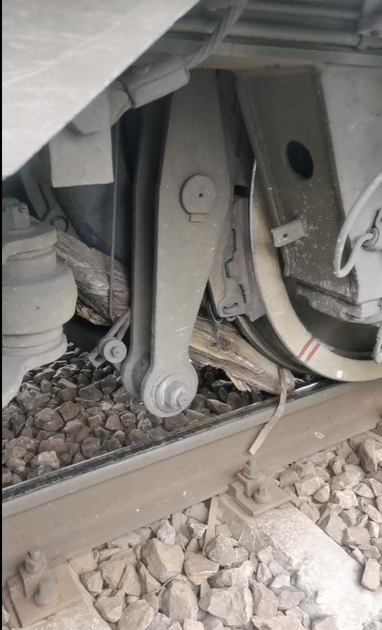 Tren blocat în câmp, după ce podul s-a rupt și bucăți de lemn au intrat la roțile unui vagon | Călătorii se revoltă 786040
