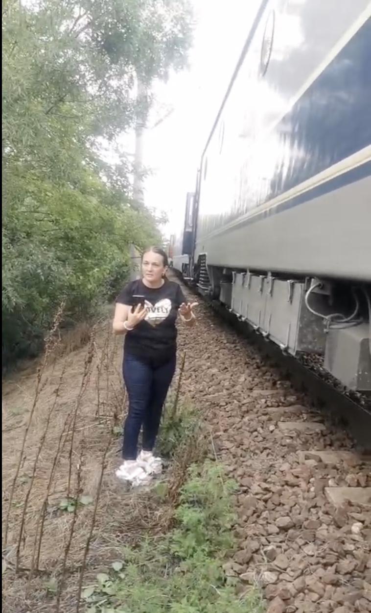 Tren blocat în câmp, după ce podul s-a rupt și bucăți de lemn au intrat la roțile unui vagon | Călătorii se revoltă 786041
