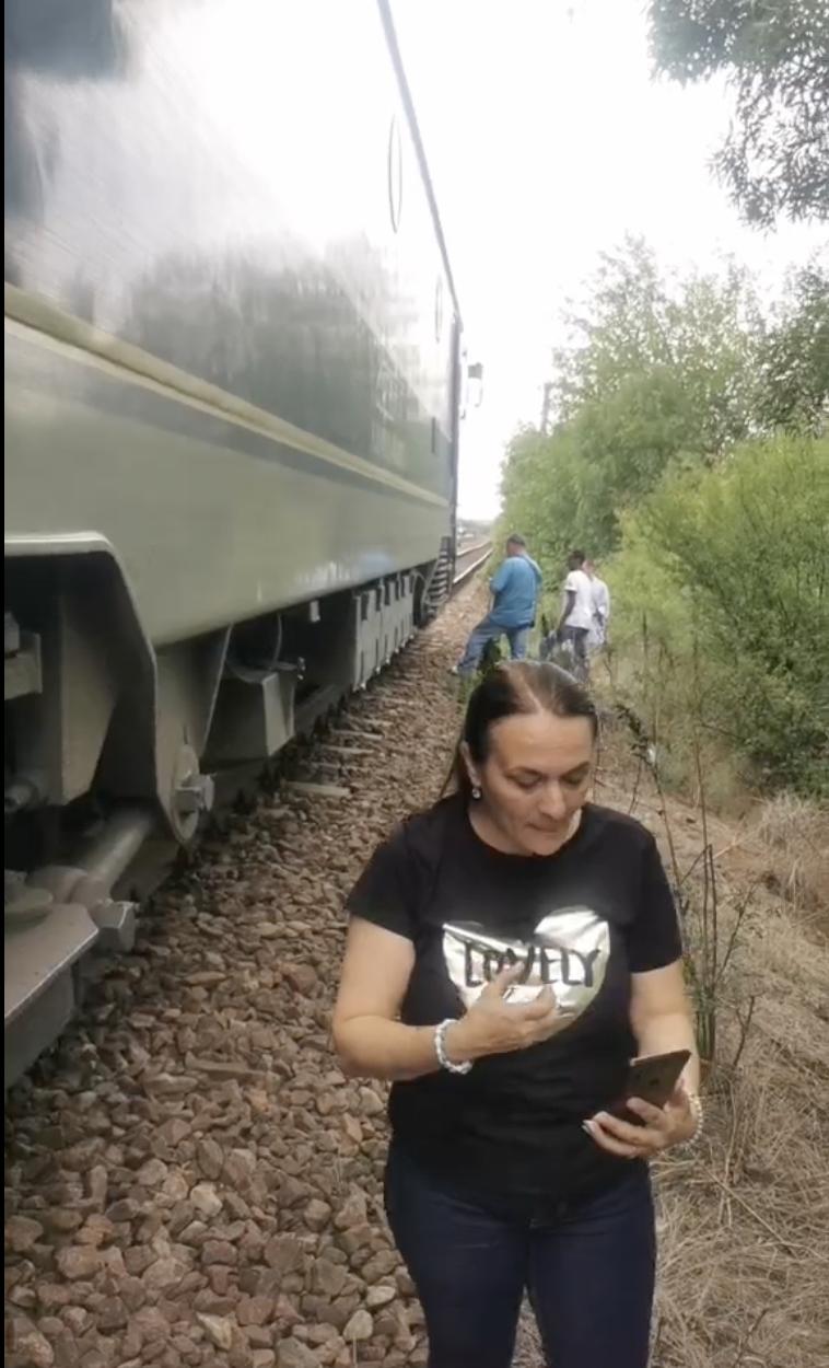 Tren blocat în câmp, după ce podul s-a rupt și bucăți de lemn au intrat la roțile unui vagon | Călătorii se revoltă 786042