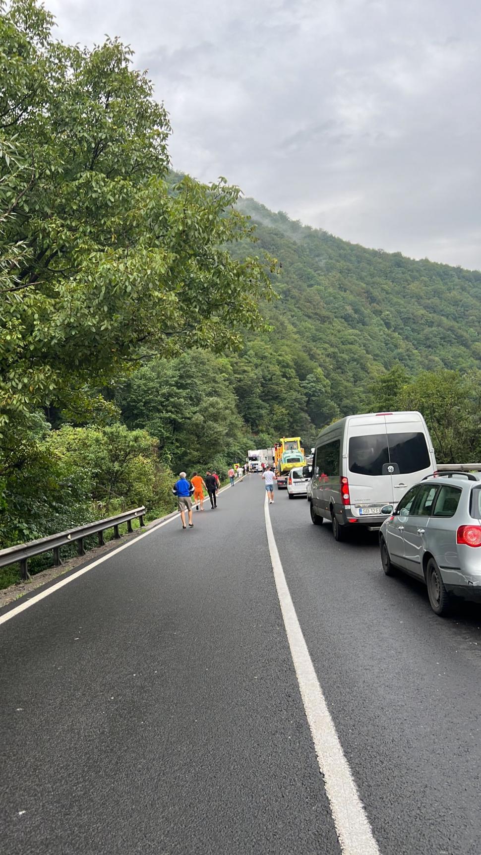 Accident deosebit de grav pe Valea Oltului | Mamă cu copil în brațe morți pe bancheta din spate a mașinii distruse 786085