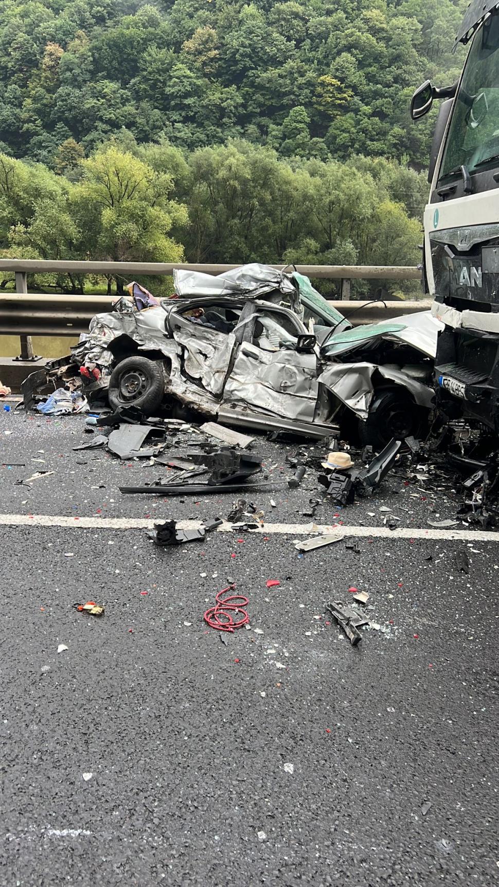 Accident deosebit de grav pe Valea Oltului | Mamă cu copil în brațe morți pe bancheta din spate a mașinii distruse 786086