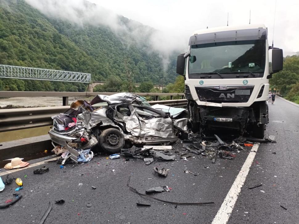 Accident deosebit de grav pe Valea Oltului | Mamă cu copil în brațe morți pe bancheta din spate a mașinii distruse 786087