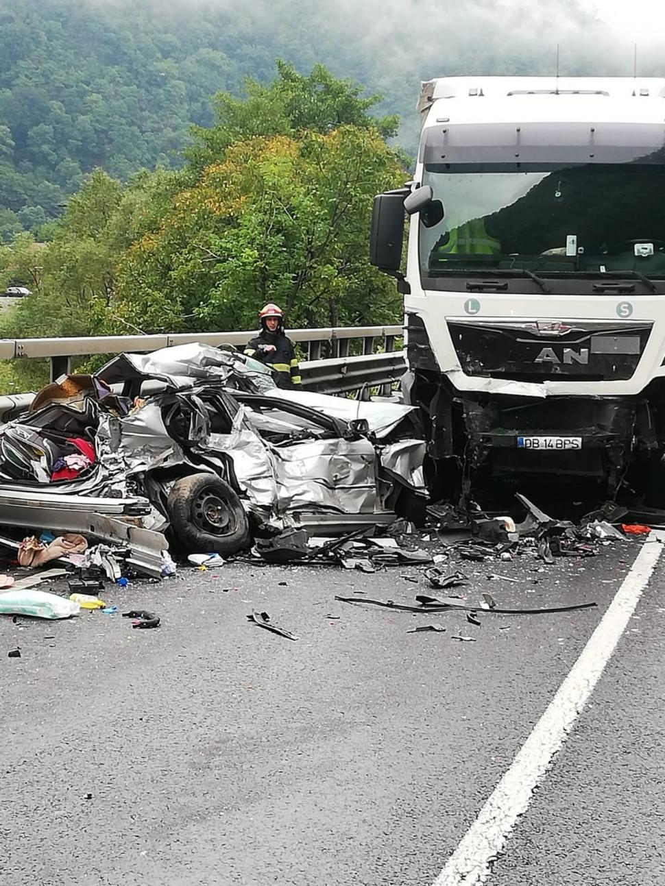 Accident deosebit de grav pe Valea Oltului | Mamă cu copil în brațe morți pe bancheta din spate a mașinii distruse 786088