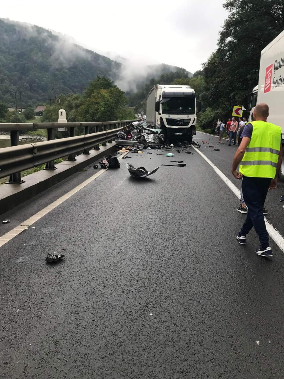 Accident deosebit de grav pe Valea Oltului | Mamă cu copil în brațe morți pe bancheta din spate a mașinii distruse 786092