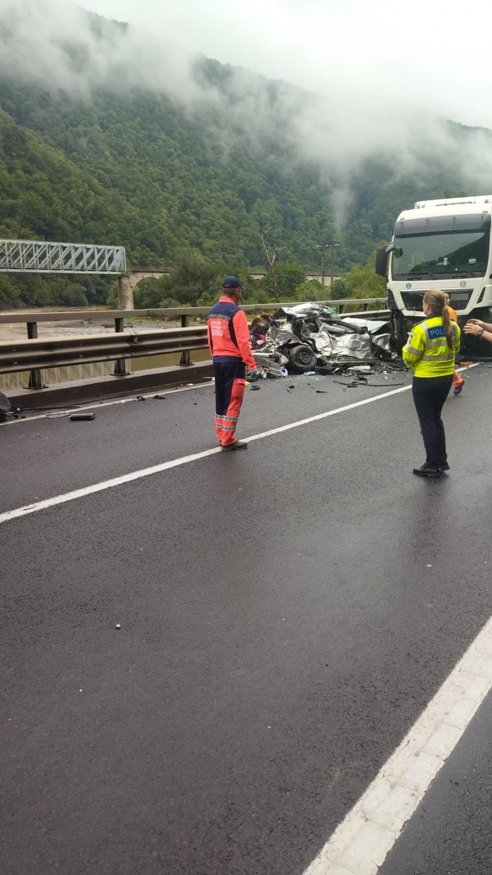 Accident deosebit de grav pe Valea Oltului | Mamă cu copil în brațe morți pe bancheta din spate a mașinii distruse 786093
