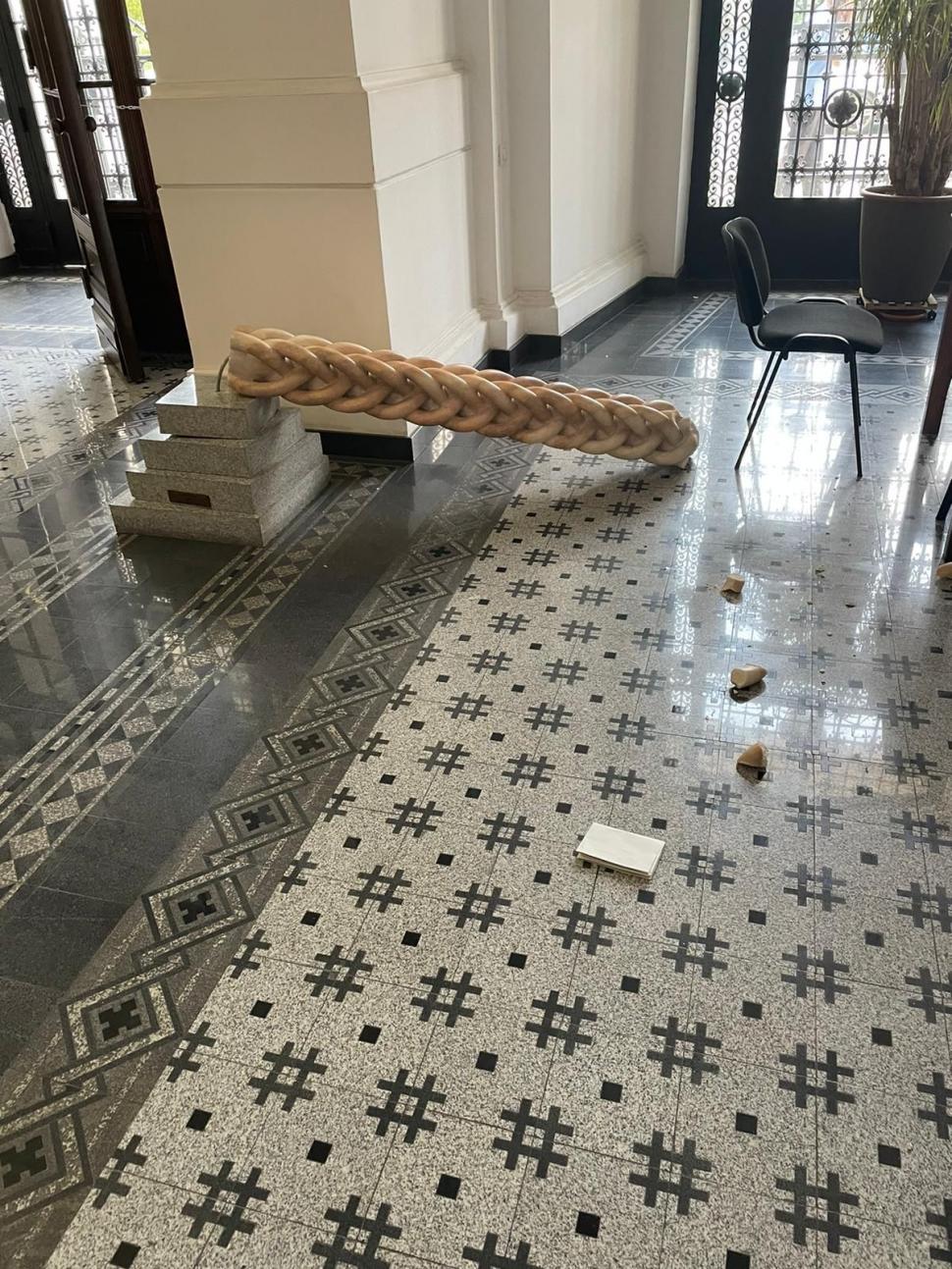 Copil de 7 ani, rănit grav după ce o statuie din Primăria Capitalei a căzut peste el 786141