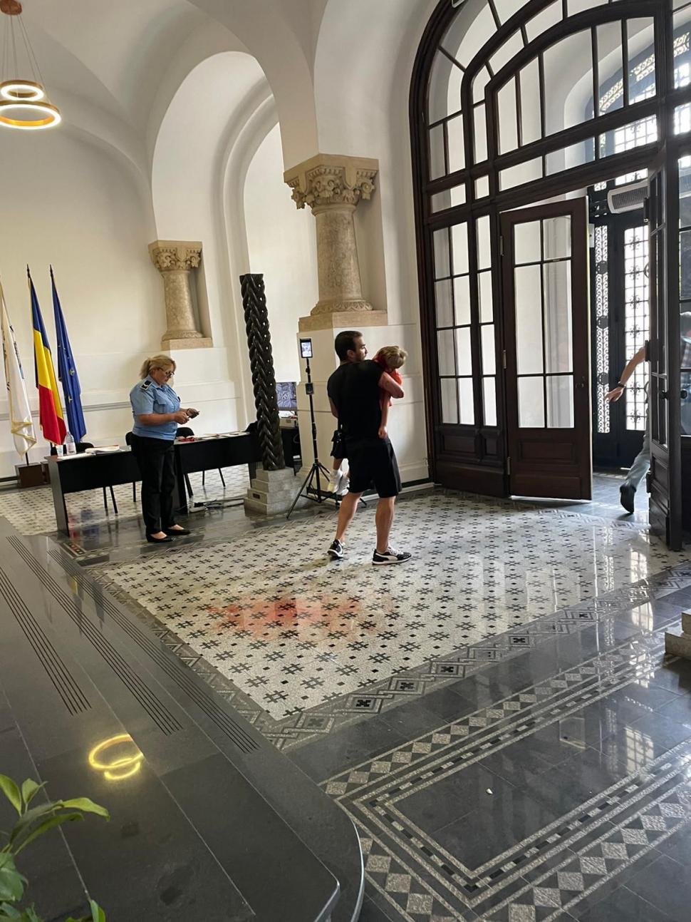 Copil de 7 ani, rănit grav după ce o statuie din Primăria Capitalei a căzut peste el 786142