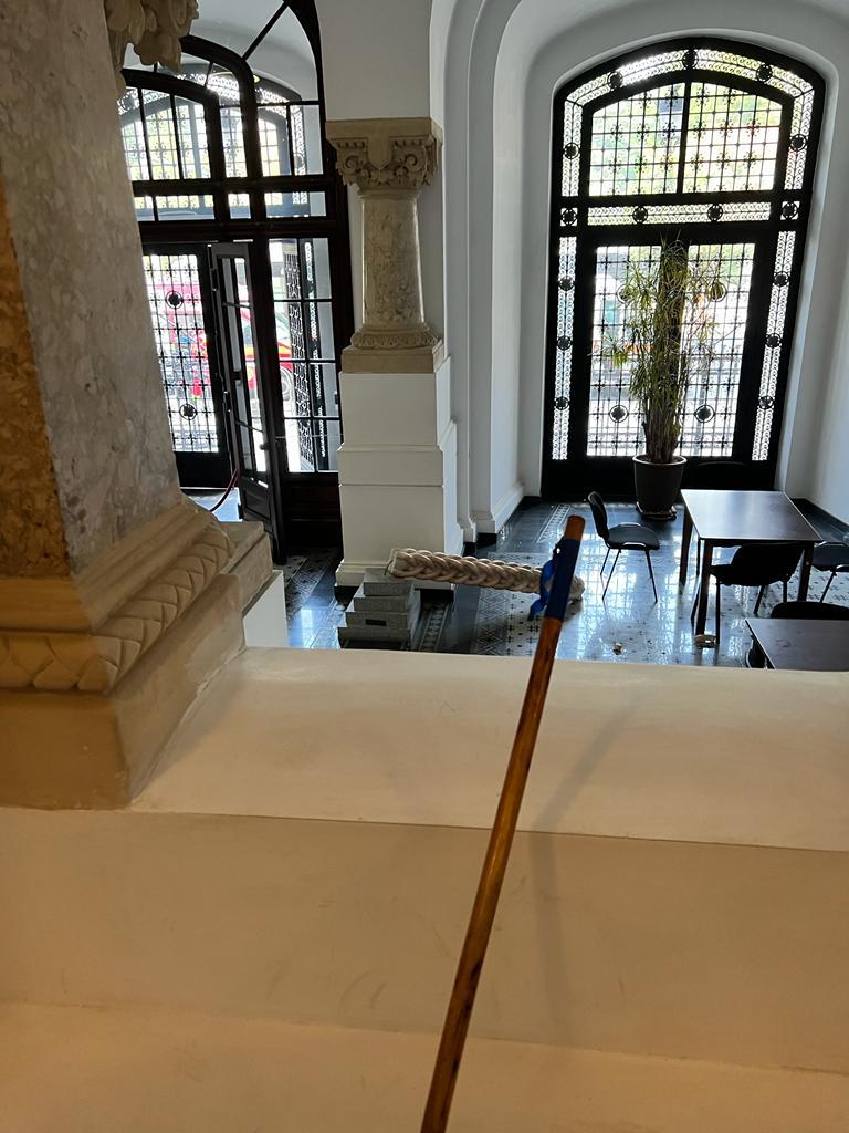 Copil de 7 ani, rănit grav după ce o statuie din Primăria Capitalei a căzut peste el 786144